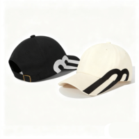 Topi Baseball Minimalis Custom dengan Bordir Huruf Abstrak Ukuran Besar Hitam & Krem, Topi Dad Hat Berpinggiran Lengkung, Sporty, 6 Panel