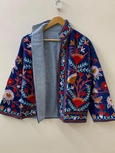 Veste courte en velours Suzani brodée à la main Veste sur mesure en velours à col montant avec riche broderie Veste Suzani en velours - Product Image 2