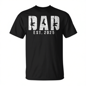 T-Shirt Promozionale da Uomo 'Dad Est 2025' per Amanti delle Armi, Manica Corta, Collo Tondo - Product Image 2