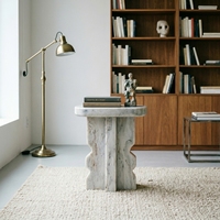 Socle en marbre gris de style artistique sculptural, adapté aux espaces d'art modernes et minimalistes et aux salons design.