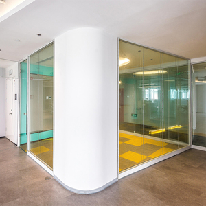 Poste de travail moderne à cadre en aluminium murs de <span class=keywords><strong>séparation</strong></span> clairs sans cadre cloisons modulaires en verre pour <span class=keywords><strong>bureau</strong></span> - Product Image 6
