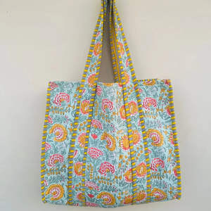 Bolsa de Mano de Algodón Acolchada Multicolor con Asas de Hombro, Bolsa de Viaje Moderna con Bolsillo - Product Image 1