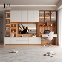 Meuble TV mural bicolore en bois de noyer et crème, avec vitrine en verre intégrée et poste de travail intégré