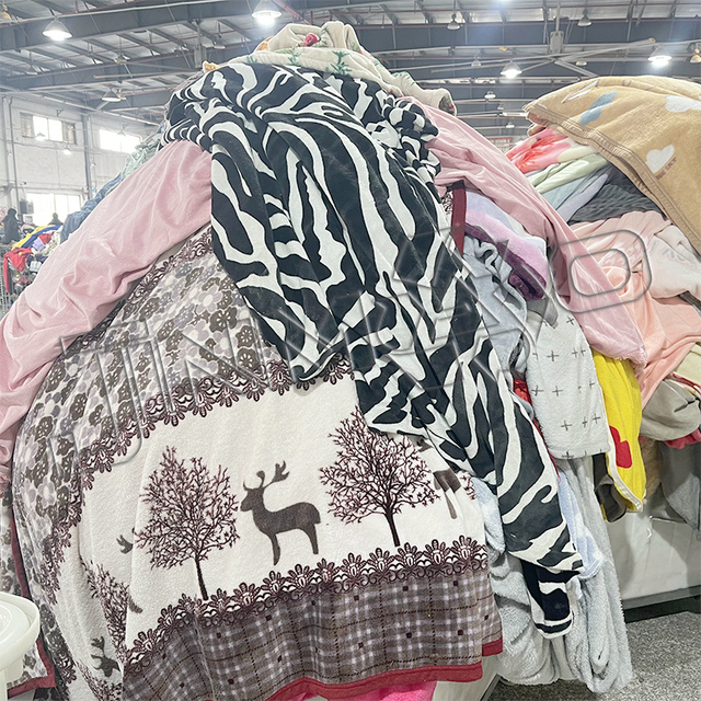 Jinmao Factory Wholesale Supplier Used Soft Luxury Flannel Blanket Winter Adult Bedroom Heavy square Plush Blanket Mixed Bales