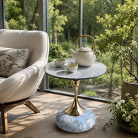 Table d'appoint avec plateau rond en pierre frittée et base en trompette dorée, finition pierre bleue, style moderne
