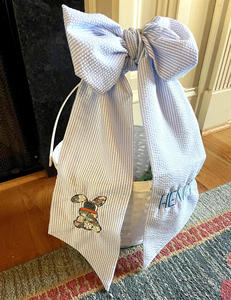 Couronne de Pâques personnalisée en seersucker avec monogramme, nœud et sash pour porte d'entrée, décoration de porte de printemps pour Pâques - Product Image 1