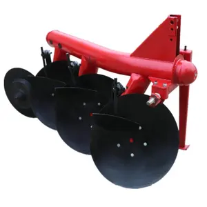 Aratro a disco per macchine agricole montato su trattore agricolo