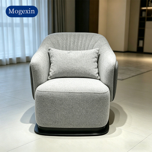 Sillón moderno tapizado en tela gris con paneles laterales en relieve, adecuado para salas de estar y comedores - Product Image 2