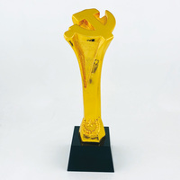 Vente chaude Personnalisé Réalisation Souvenir Cadeau Gravure Personnalisé Cristal Résine Trophée Prix Avec Base Noire