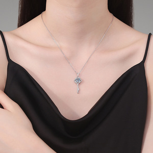 Collar Chapado en plata S925, colgantes de moissanita, diseño de llave de trébol de cuatro hojas, cadena de hilo de 1 quilate, certificado por terceros para mujer - Product Image 4