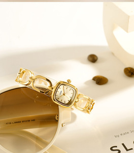 Reloj Cuadrado Dorado para Mujer, Brazalete de Eslabones Grandes Único, Esfera Blanca con Diseño de Rayos de Sol, Elegante Reloj de Pulsera de Cuarzo - Product Image 5