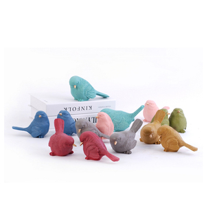 Figuritas cardinales, figuras de estatua de pájaro rojo de resina para decoración navideña y estacional - Product Image 1