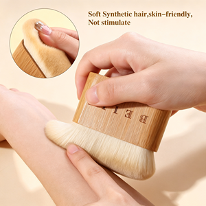 Pinceau autobronzant à manche en bois pour le corps, idéal pour les autobronzants et les lotions bronzantes - Product Image 4