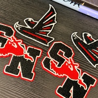Excelente solidez del color, letras de colores brillantes, parches de bordado de chenilla con reverso termoadhesivo para personalización de marca.
