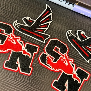 Excellente résistance à la décoloration Lettres aux couleurs vives Patchs brodés en chenille avec support thermocollant pour personnalisation de marque - Product Image 2