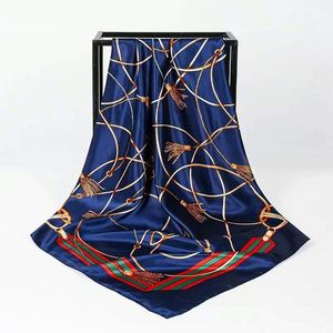 Écharpe haut de gamme personnalisée en polyester, style carré uni, à pois, à carreaux, à rayures, motifs imprimés numériquement - Product Image 3