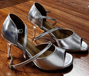 Scarpe da Ballo da Tango Argentino Professionali da Donna con Tacco da 8.5cm Placcato in Metallo, Suola Rigida in Pelle Bovina, Colore Argento - Product Image 1