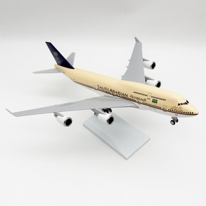 Modelo de Avión de Resina a Escala 1/200 de 30 cm de Saudi <span class=keywords><strong>Arabian</strong></span> <span class=keywords><strong>Airlines</strong></span> Boeing 747-400 con Tren de Aterrizaje, Coleccionable - Product Image 2