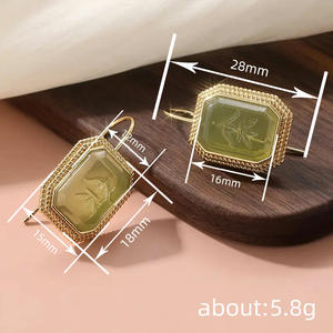 Orecchini a Perno E4538 in Oro con Design Floreale in Pietra Naturale, Montatura a Castone, Classici Unisex per Uso Quotidiano - Product Image 6