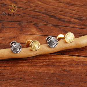 <span class=keywords><strong>Piercing</strong></span> plano <span class=keywords><strong>de</strong></span> <span class=keywords><strong>titanio</strong></span> ASTM F136 16G con diseño geométrico <span class=keywords><strong>de</strong></span> sector, tipo labret Monroe, para cartílago, tragus, hélix, concha - Product Image 1