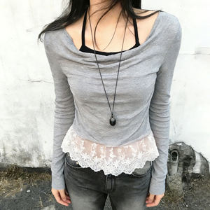 Camiseta de manga larga INS para mujer, estilo minimalista con bloques de color, cuello halter, efecto de capas, ribete de encaje y ajuste ceñido. - Product Image 4