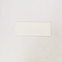 Plaque signalétique minimaliste en métal aluminium noir avec mots argentés à base noire sérigraphiée pour vitrine de modèle de produit d'affichage