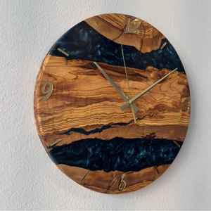 Horloge murale en résine moderne avec accents en bois, conçue pour rehausser la décoration du salon tout en offrant une précision et un style - Product Image 1