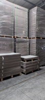 Carton gris recyclé, feuille de carton ondulé 600 GSM, adapté à la fabrication de boîtes rigides, de reliures de livres à couverture rigide et de classeurs.