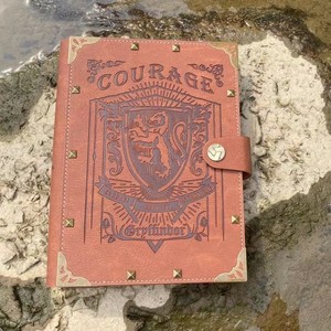 Genuino para <span class=keywords><strong>Harry</strong></span> Vintage Bloc de notas A5 <span class=keywords><strong>Libro</strong></span> de hojas sueltas con <span class=keywords><strong>Potter</strong></span> Hogwarts College Card Four College B5 <span class=keywords><strong>Libro</strong></span> de hojas sueltas de cuero - Product Image 6