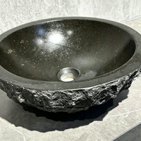 Vasque en granit noir rustique, intérieur poli, extérieur ciselé, en un seul bloc massif, pour projet de salle de bain de villa