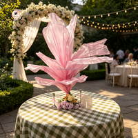 Grande fleur sculpturale géante en tissu ANNIELU, rose vif en organza, pour décoration de mariage, de scène, de banquet et d'allée.
