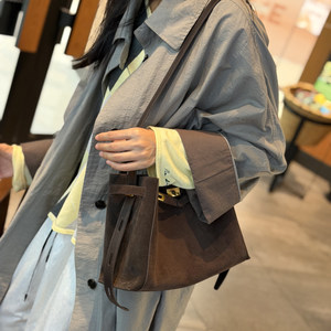Bolso Ando de Cuero Genuino con Acabado de Gamuza, Bolso de Mano Tipo Cubo para Mujer, Estilo Vintage, con Asa Superior y Correa Cruzada para el Hombro - Product Image 2