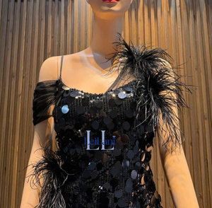 Vestido de Fiesta Elegante para Mujer, con Tirantes Asimétricos, Corte Ajustado y Evase, Tela con Lentejuelas y Adorno de Plumas - Product Image 2