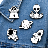 Vente en gros de badges émaillés personnalisés sur le thème de l'anime, badges en métal en alliage de zinc, fabrication en gros de pin's de revers mignons en émail souple ou dur, cadeaux avec logo