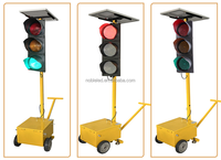 Deux feux de signalisation routière mobiles à énergie solaire, tricolores, avec contrôleurs de circulation sans fil, prenant en charge le fonctionnement WIFI et via application