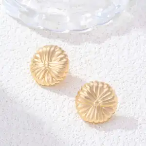 Anting-anting kancing bulat logam modis warna emas minimalis baru perhiasan sehari-hari untuk wanita