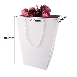 Sac à main de luxe avec logo en argent imprimé et personnalisé Boîte de fleuriste pour la Saint-Valentin Sac en papier d'emballage pour bouquet de fleurs de la fête des mères - Product Image 4