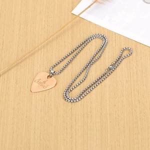 Collier pendentif plectre de guitare en acier inoxydable, gravé d'une note de musique, pour guitaristes rock - Product Image 3