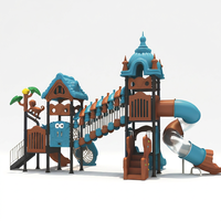 Ensemble d'équipements de jeux extérieurs robustes et complexes pour enfants, idéal pour les parcs communautaires et les aires de jeux extérieures.