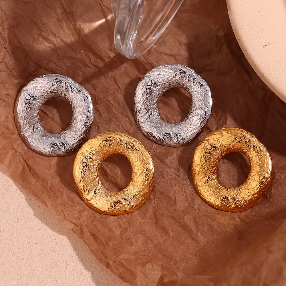 Tıknaz dövülmüş doku Donut düğme küpe 18k altın kaplama bildirimi takı paslanmaz çelik Hoop küpe