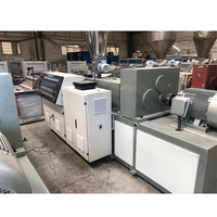 Ligne de production de la machine d'extrusion WPC SPC bois/plastique composite utilisée pour le revêtement de sol