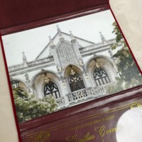 Undangan Pernikahan Mewah Monogram Foil Emas Custom Set Kartu Undangan Akrilik Lipat Tiga dengan Cetak Foto untuk Pernikahan