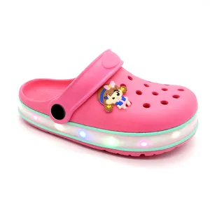 Novo Estilo 2024 Little Girl Chinelos Jardim EVA LED Crianças Sapatos Plataforma Tamancos