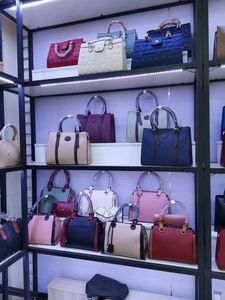 Lote de Bolsos de Cuero Usados de Alta Calidad para Mujer, Marca Nueva 2025, Bolsos de Diseñador de Segunda Mano, Tamaños Variados, Bolsos Escolares para Todas las Temporadas - Product Image 5