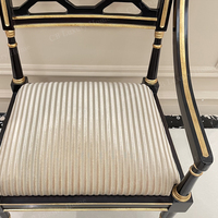 Fauteuil d'appoint élégant néoclassique noir sculpté laqué avec décor doré et structure en bois rembourrée
