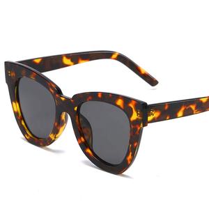 Listo para enviar, venta al por mayor, gafas <span class=keywords><strong>de</strong></span> <span class=keywords><strong>sol</strong></span> baratas, <span class=keywords><strong>lentes</strong></span> UV400 coloridas, gafas <span class=keywords><strong>de</strong></span> <span class=keywords><strong>sol</strong></span> <span class=keywords><strong>de</strong></span> <span class=keywords><strong>moda</strong></span> Cateye para <span class=keywords><strong>mujer</strong></span>, gafas <span class=keywords><strong>de</strong></span> <span class=keywords><strong>sol</strong></span> <span class=keywords><strong>de</strong></span> cristal - Product Image 1