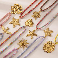 Collier Pendentif Femme en Acier Inoxydable Plaqué Or 18 carats avec Corde Tressée Colorée, Motifs Soleil, Tortue, Étoile de Mer et Fleur – Vente en Gros, Idéal pour un Cadeau