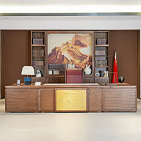 Ensemble de mobilier de direction commercial avec une large surface de bureau, des étagères de présentation et des compartiments de rangement