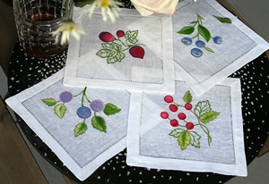Serviettes de cocktail en lin de verger de bleuets et de figues – 100 % lin naturel, serviettes à boisson réutilisables, design de fruits écologiques - Product Image 2
