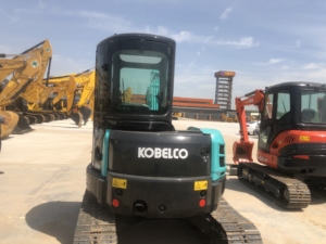 Mini-excavatrice sur chenilles d'occasion Kobelco SK55SR 5T, engin de terrassement avec composants de moteur, boîte de vitesses et engrenages - Product Image 3